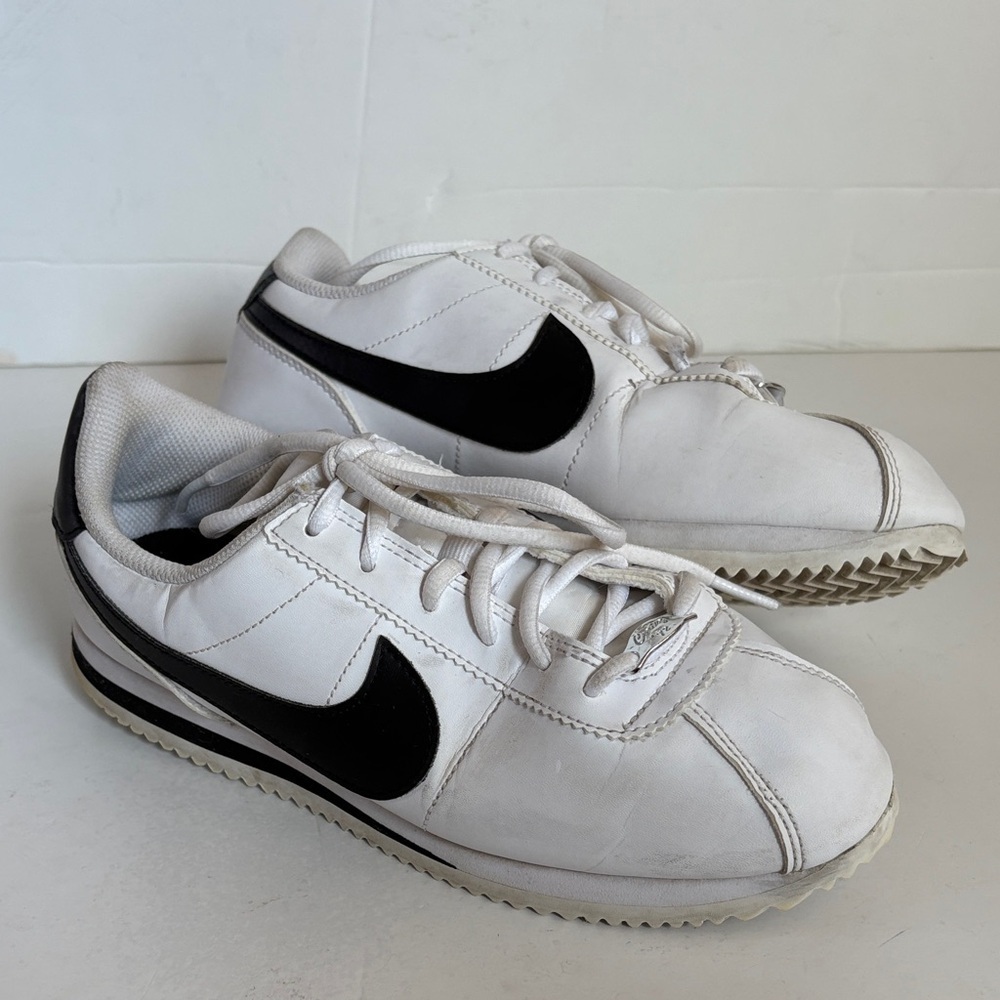 Retro Nike Cortez 1972 classic Nike white sneakers w black Nike symbol shoes